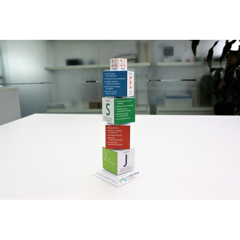 Tour rotative vue latérale avec textes sur blocs colorés, socle imprimé visible