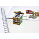 Porte-clés Rubik’s multicolore posé sur carnet, marquage avec marque de boisson