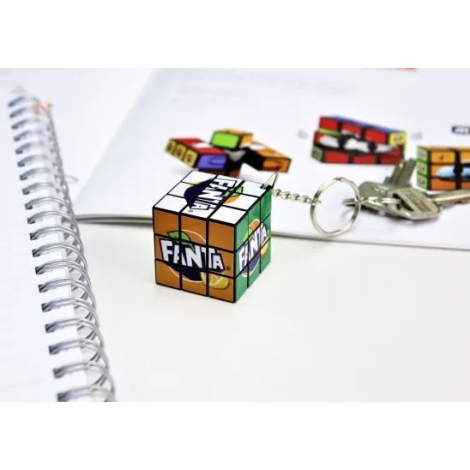 Porte-clés Rubik’s multicolore posé sur carnet, marquage avec marque de boisson