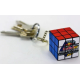 Mini Rubik’s Cube attaché à un porte-clés, faces colorées et logo visible