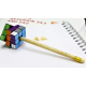 Taille-crayon Rubik’s 3x3 inséré sur crayon en bois, marquages visibles