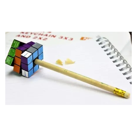 Taille-crayon Rubik’s 3x3 inséré sur crayon en bois, marquages visibles