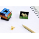 Taille-crayon Rubik’s partiellement démonté avec copeaux visibles à l’intérieur