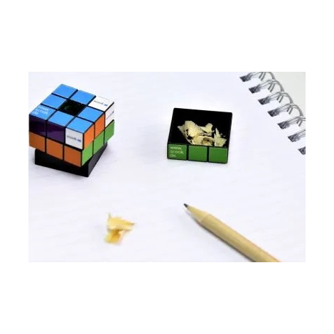 Taille-crayon Rubik’s partiellement démonté avec copeaux visibles à l’intérieur