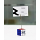 Porte-clip Rubik’s 3x3 avec pince verticale tenant une carte de visite, marquage visible