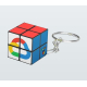 Porte-clés Rubik’s 2x2 en gros plan fermé, face marquée au centre