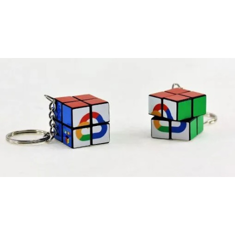 Deux porte-clés Rubik’s 2x2 posés sur fond blanc, marquage coloré sur toutes les faces