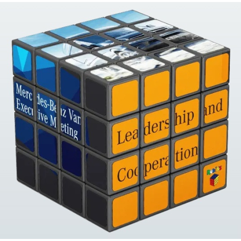 Rubik’s Cube 4x4 noir photographié en biais, marquage visible