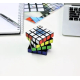 Cube Rubik’s 4x4 coloré partiellement pivoté sur bureau, marquage sur une face