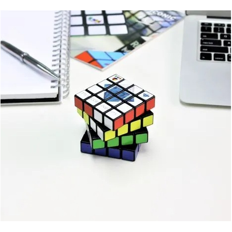 Cube Rubik’s 4x4 coloré partiellement pivoté sur bureau, marquage sur une face