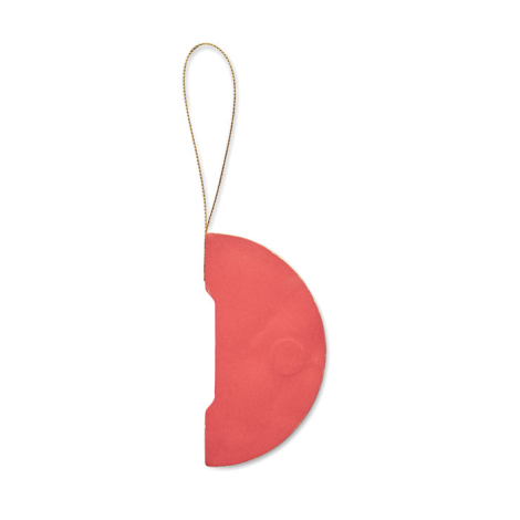 Boule de Noël rouge en papier alvéolé, vue pliée à plat avec ficelle