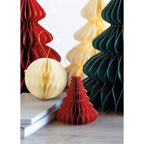Suspension sapin en papier, présentée avec d’autres décorations de Noël