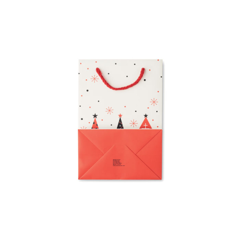Vue arrière d’un sac cadeau plat, motifs sapins en bas, cordon rouge en haut