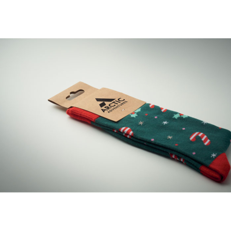 Chaussettes vertes pliées avec marquage sur emballage kraft personnalisé