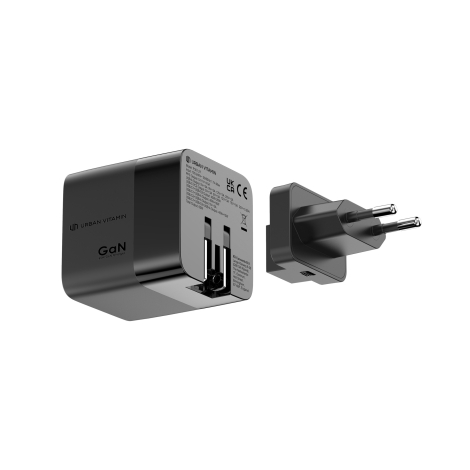 Chargeur GaN 65W vu de trois quarts avec adaptateur amovible et inscriptions techniques à l’arrière.