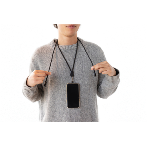 Cordon téléphone en rPET porté autour du cou, smartphone fixé à l’extrémité, sans personnalisation visible.