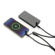 Cordon téléphone en rPET relié à un smartphone et à une batterie externe, présenté à plat.