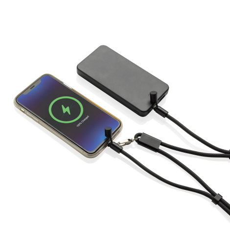 Cordon téléphone en rPET relié à un smartphone et à une batterie externe, présenté à plat.