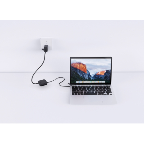 Support magnétique noir branché à un ordinateur portable et fixé à un smartphone.