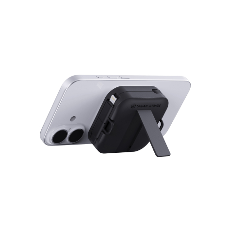 Support magnétique noir fixé au dos d’un smartphone incliné avec béquille pliable.