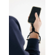 Bracelet téléphone en rPET porté au poignet, utilisateur tenant un smartphone, sans personnalisation visible.