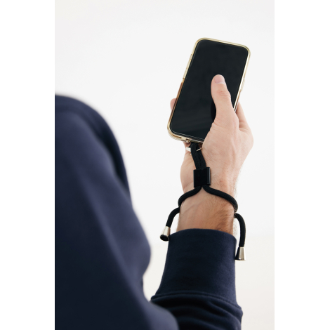 Bracelet téléphone en rPET porté au poignet, utilisateur tenant un smartphone, sans personnalisation visible.