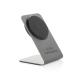 Support de recharge magnétique 15W en aluminium gris de trois quarts sur fond blanc, marquage visible.