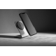 Support de recharge magnétique 15W en aluminium sur fond sombre avec smartphone en suspension.