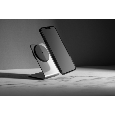 Support de recharge magnétique 15W en aluminium sur fond sombre avec smartphone en suspension.