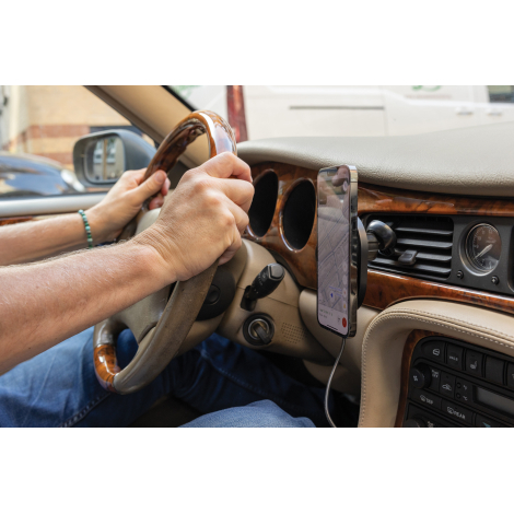 Support de voiture 15W fixé à une grille d’aération, smartphone aimanté en position verticale.