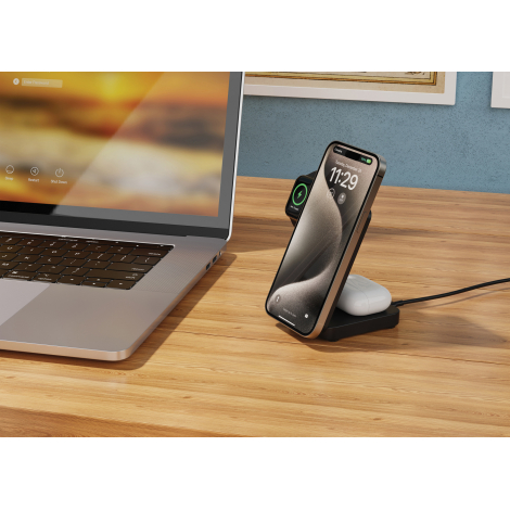 Chargeur 3 en 1 noir recyclé sur bureau en bois, connecté et recharge simultanée.