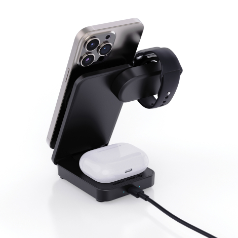 Chargeur 3 en 1 noir recyclé de profil avec smartphone, montre et écouteurs en charge.