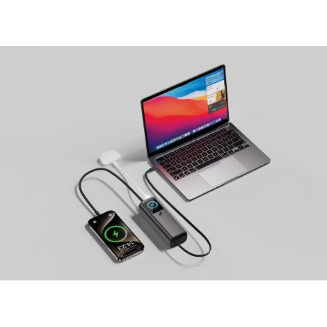 Batterie externe noire connectée à un ordinateur portable, smartphone et écouteurs
