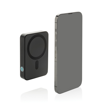 Powerbank noire de profil à côté d’un smartphone, sans marquage visible