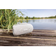 Enceinte cylindrique blanche posée sur terrasse en bois au bord de l’eau