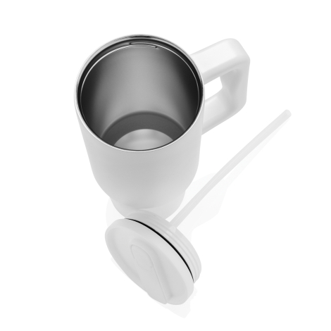 Mug blanc ouvert avec couvercle et paille démontés, intérieur inox visible