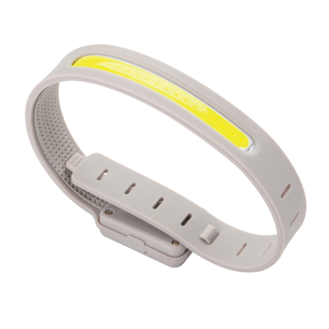 Lampe running LED gris clair vue en angle trois quarts, bande lumineuse jaune intégrée.