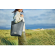 Sac isotherme gris porté à l’épaule en extérieur, sans personnalisation.