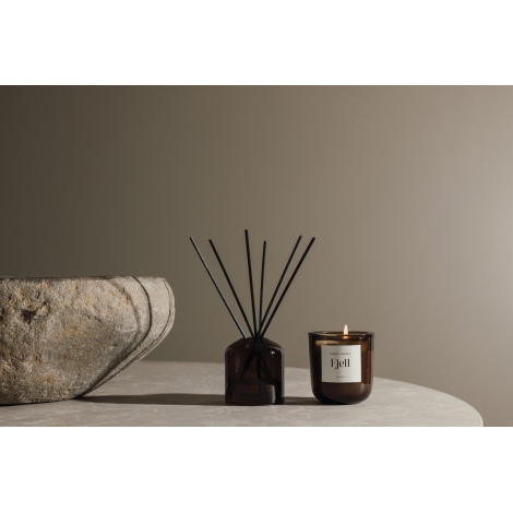 Bougie allumée et diffuseur assorti présentés sur une table, sans personnalisation.