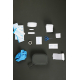 Contenu du set visible : pansements, compresses, gants, ciseaux, ruban adhésif et lingettes, sans marquage.