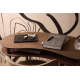 Plateau posé sur un bureau accueillant montre, accessoires et clés, recharge sans fil active.