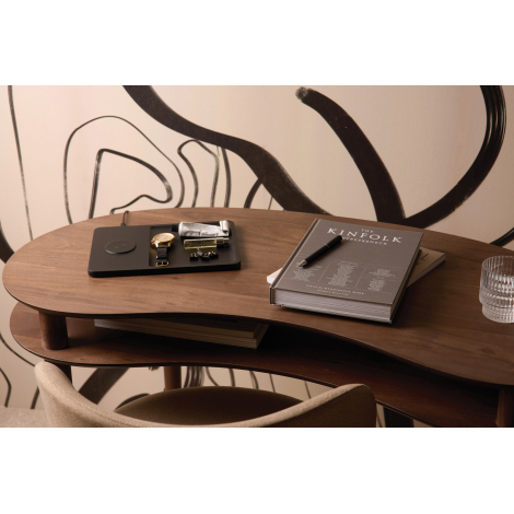 Plateau posé sur un bureau accueillant montre, accessoires et clés, recharge sans fil active.