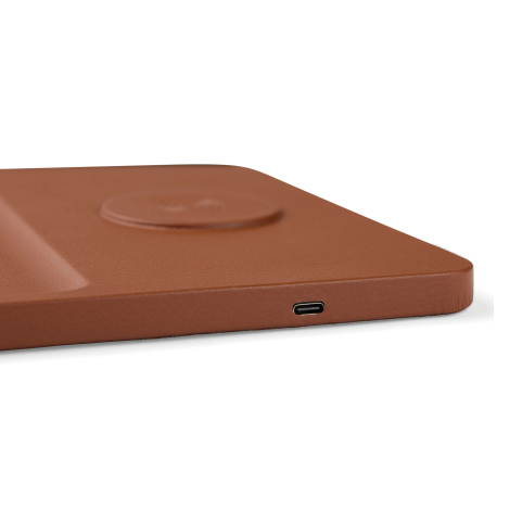 Plateau organisateur avec surface texturée et chargeur induction intégré à droite.