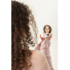 Miroir rond tenu en main, ouvert, reflétant un visage, sans personnalisation.