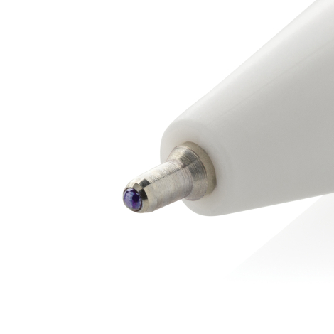 Gros plan sur la pointe d’un stylo blanc, sans marquage.
