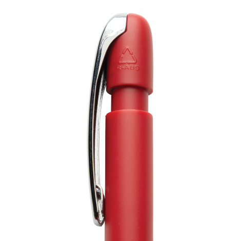 Gros plan sur un stylo rouge mettant en avant le clip métallique et la mention recyclage R-ABS, sans marquage.