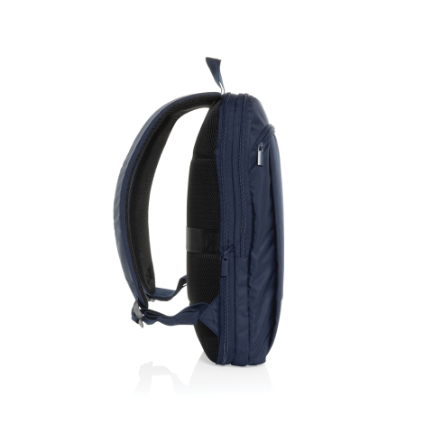 Sac à dos bleu marine de profil, avec bretelles et dos rembourrés, sans marquage.