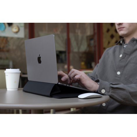 Pochette utilisée en support incliné pour ordinateur portable posé sur une table, sans personnalisation.