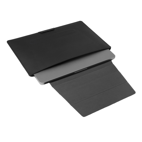 Pochette noire ouverte laissant apparaître un ordinateur partiellement inséré, sans marquage.