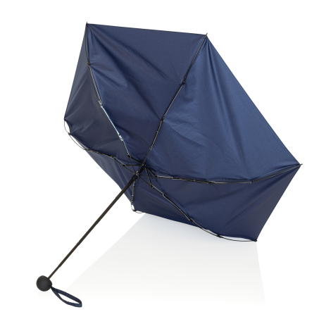 Parapluie bleu marine ouvert vu de trois quarts arrière, poignée fine avec dragonne, sans personnalisation.